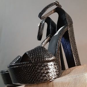 Steve Madden Black Snakeprint Plaform Pumps Size 9